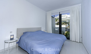 En venta en Atalaya Hills: Apartamentos de estilo moderno con vistas al golf y al mar en Benahavis - Marbella 24250 