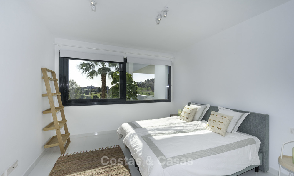 En venta en Atalaya Hills: Apartamentos de estilo moderno con vistas al golf y al mar en Benahavis - Marbella 24253