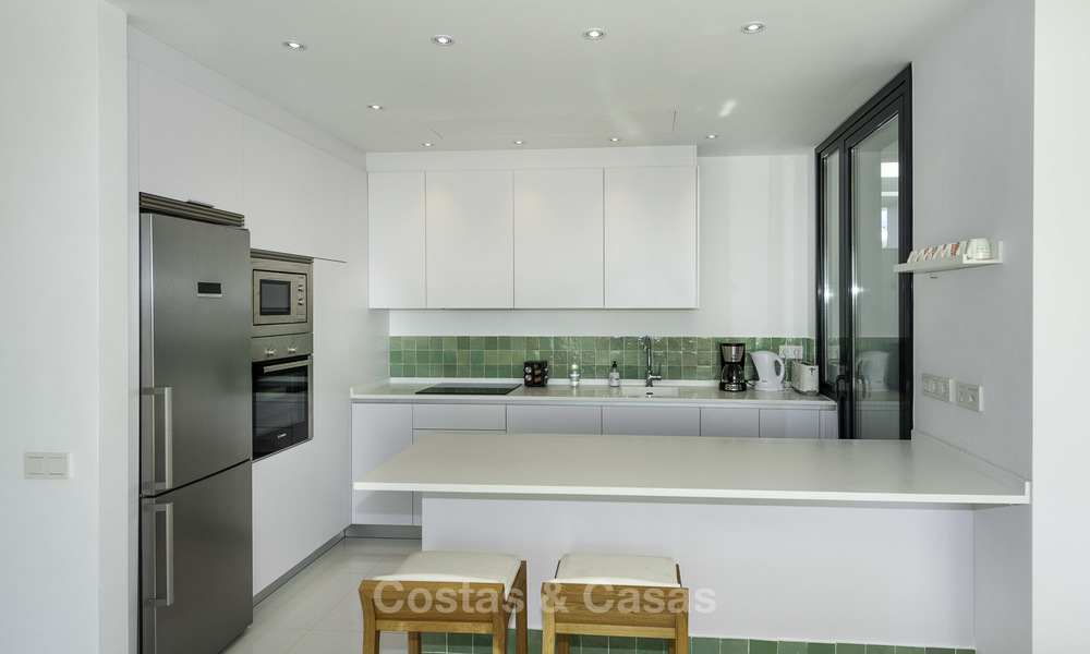 En venta en Atalaya Hills: Apartamentos de estilo moderno con vistas al golf y al mar en Benahavis - Marbella 24254