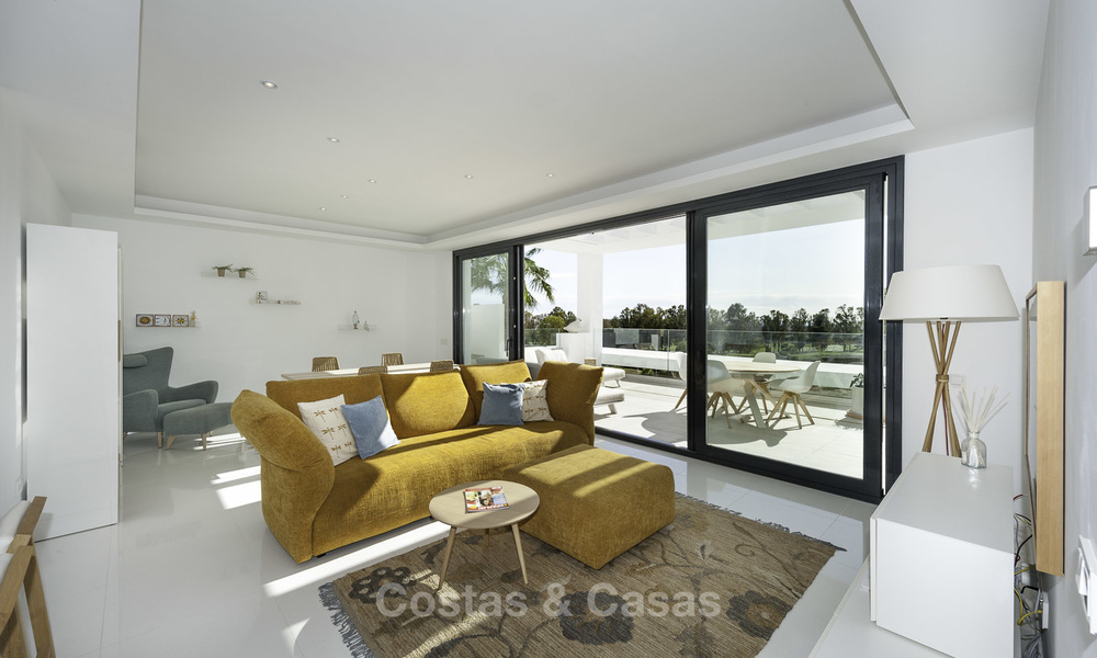 En venta en Atalaya Hills: Apartamentos de estilo moderno con vistas al golf y al mar en Benahavis - Marbella 24255