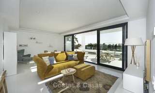 En venta en Atalaya Hills: Apartamentos de estilo moderno con vistas al golf y al mar en Benahavis - Marbella 24255 