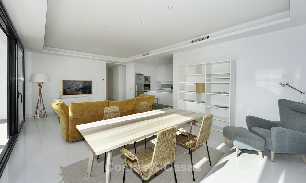 En venta en Atalaya Hills: Apartamentos de estilo moderno con vistas al golf y al mar en Benahavis - Marbella 24256