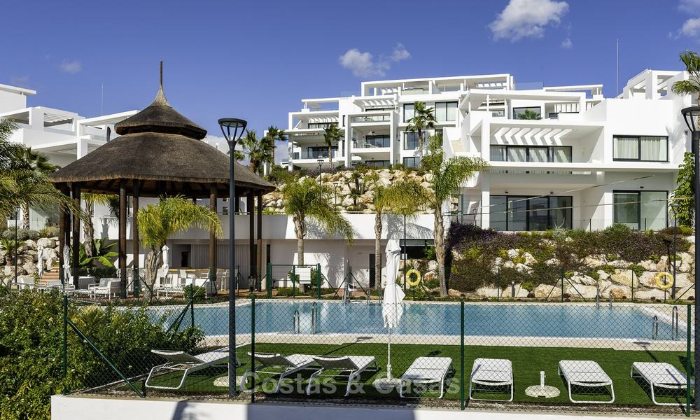 En venta en Atalaya Hills: Apartamentos de estilo moderno con vistas al golf y al mar en Benahavis - Marbella 24257