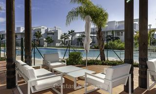 En venta en Atalaya Hills: Apartamentos de estilo moderno con vistas al golf y al mar en Benahavis - Marbella 24258 