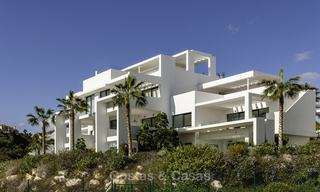 En venta en Atalaya Hills: Apartamentos de estilo moderno con vistas al golf y al mar en Benahavis - Marbella 24260 