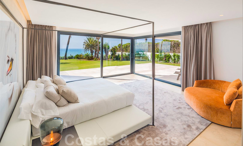 Moderna y exclusiva villa en primera línea de playa en venta, con vistas panorámicas al mar, en la Nueva Milla de Oro, entre Marbella y Estepona. ¡De vuelta al mercado! 24262