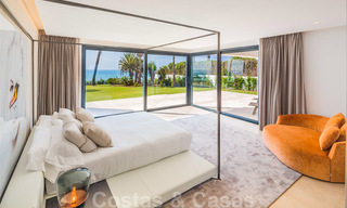 Moderna y exclusiva villa en primera línea de playa en venta, con vistas panorámicas al mar, en la Nueva Milla de Oro, entre Marbella y Estepona. ¡De vuelta al mercado! 24262 