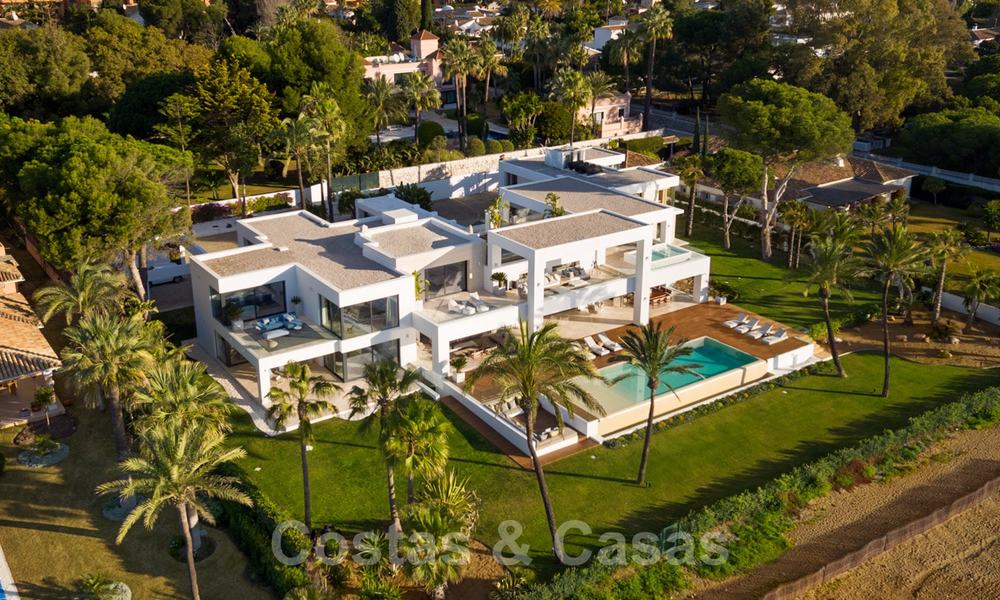 Moderna y exclusiva villa en primera línea de playa en venta, con vistas panorámicas al mar, en la Nueva Milla de Oro, entre Marbella y Estepona. ¡De vuelta al mercado! 24267