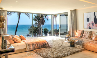 Moderna y exclusiva villa en primera línea de playa en venta, con vistas panorámicas al mar, en la Nueva Milla de Oro, entre Marbella y Estepona. ¡De vuelta al mercado! 24271 