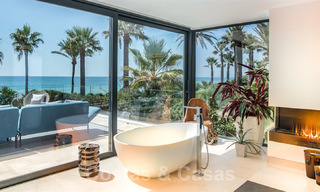 Moderna y exclusiva villa en primera línea de playa en venta, con vistas panorámicas al mar, en la Nueva Milla de Oro, entre Marbella y Estepona. ¡De vuelta al mercado! 24272 