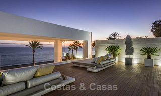 Moderna y exclusiva villa en primera línea de playa en venta, con vistas panorámicas al mar, en la Nueva Milla de Oro, entre Marbella y Estepona. ¡De vuelta al mercado! 24274 