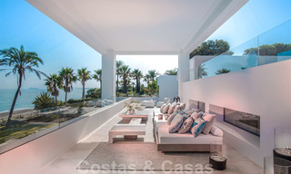 Moderna y exclusiva villa en primera línea de playa en venta, con vistas panorámicas al mar, en la Nueva Milla de Oro, entre Marbella y Estepona. ¡De vuelta al mercado! 24275 