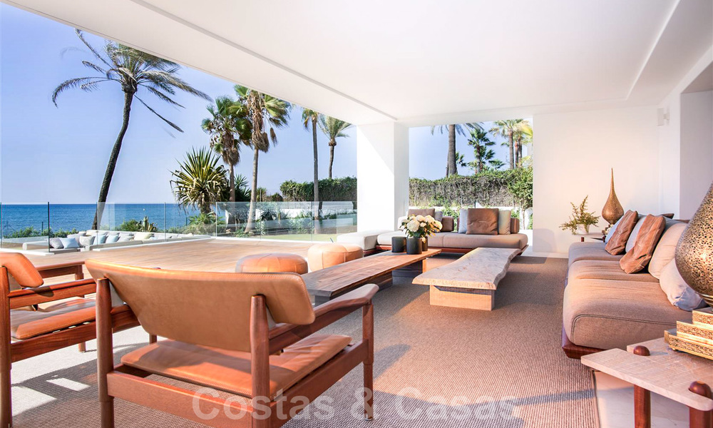 Moderna y exclusiva villa en primera línea de playa en venta, con vistas panorámicas al mar, en la Nueva Milla de Oro, entre Marbella y Estepona. ¡De vuelta al mercado! 24276