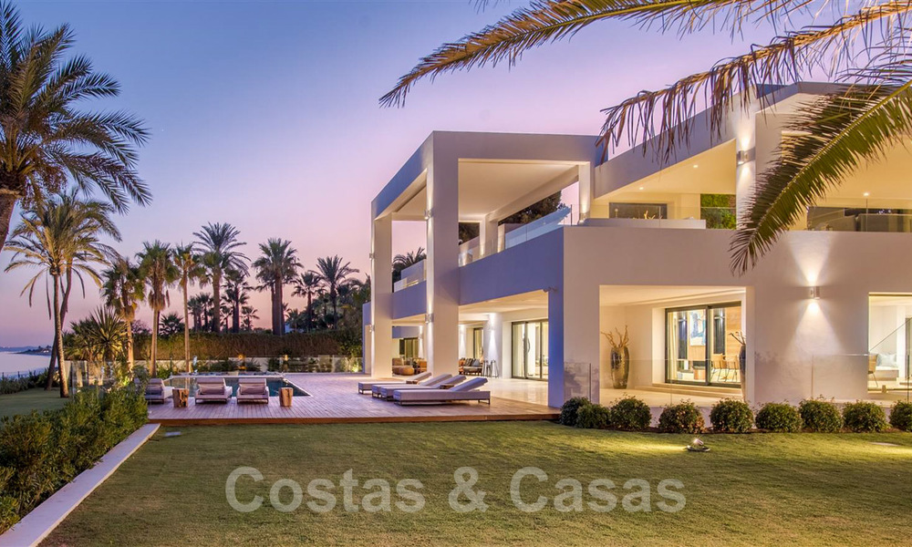 Moderna y exclusiva villa en primera línea de playa en venta, con vistas panorámicas al mar, en la Nueva Milla de Oro, entre Marbella y Estepona. ¡De vuelta al mercado! 24277