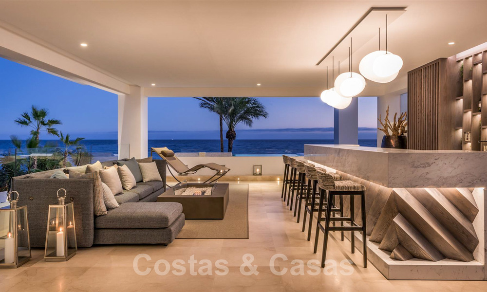 Moderna y exclusiva villa en primera línea de playa en venta, con vistas panorámicas al mar, en la Nueva Milla de Oro, entre Marbella y Estepona. ¡De vuelta al mercado! 24280