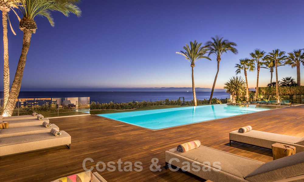 Moderna y exclusiva villa en primera línea de playa en venta, con vistas panorámicas al mar, en la Nueva Milla de Oro, entre Marbella y Estepona. ¡De vuelta al mercado! 24281