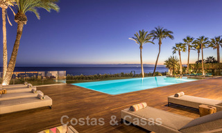 Moderna y exclusiva villa en primera línea de playa en venta, con vistas panorámicas al mar, en la Nueva Milla de Oro, entre Marbella y Estepona. ¡De vuelta al mercado! 24281 