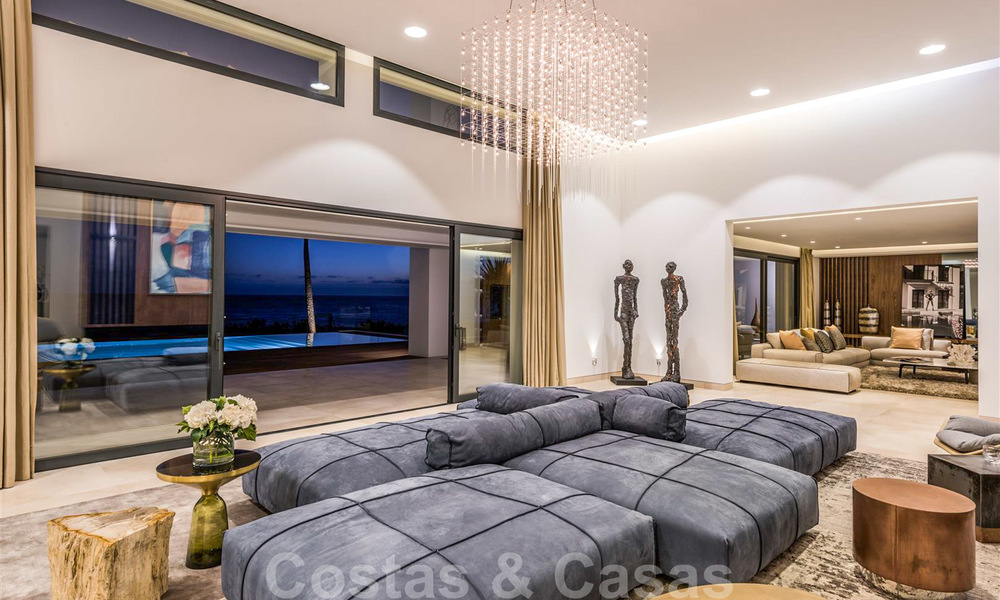Moderna y exclusiva villa en primera línea de playa en venta, con vistas panorámicas al mar, en la Nueva Milla de Oro, entre Marbella y Estepona. ¡De vuelta al mercado! 24283