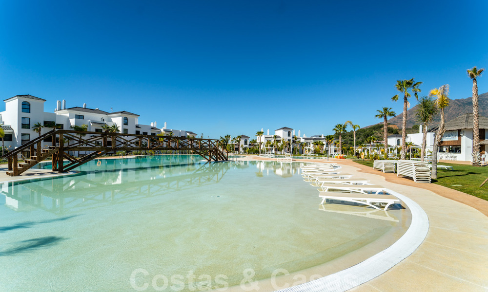 Elegantes y modernos apartamentos nuevos con vistas panorámicas a la montaña y al mar en venta en las colinas de Estepona 24380