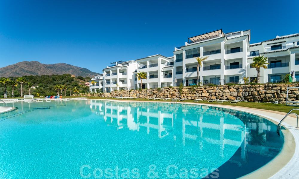 Elegantes y modernos apartamentos nuevos con vistas panorámicas a la montaña y al mar en venta en las colinas de Estepona 24381