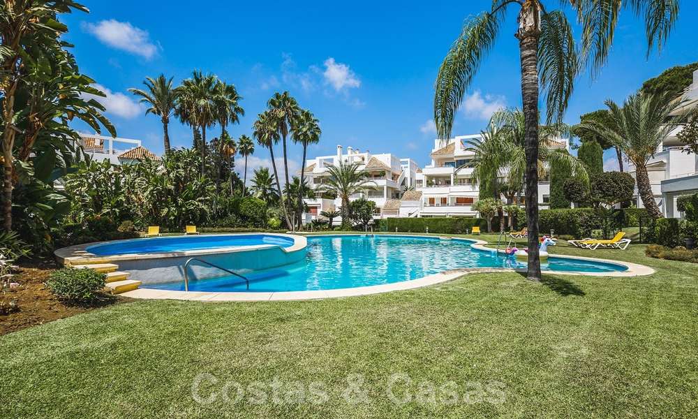 Elegante apartamento renovado en venta, directamente en el campo de golf en Nueva Andalucía - Marbella 24321