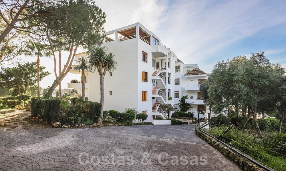 Elegante apartamento renovado en venta, directamente en el campo de golf en Nueva Andalucía - Marbella 24322