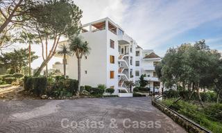 Elegante apartamento renovado en venta, directamente en el campo de golf en Nueva Andalucía - Marbella 24322 