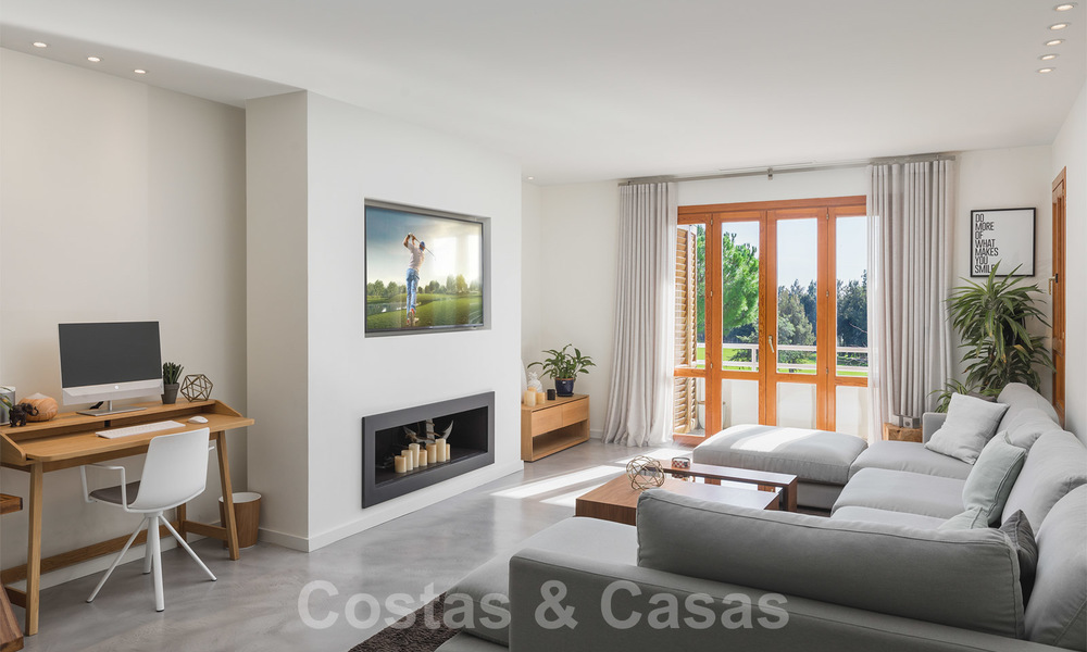 Elegante apartamento renovado en venta, directamente en el campo de golf en Nueva Andalucía - Marbella 24323