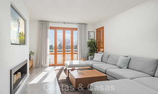 Elegante apartamento renovado en venta, directamente en el campo de golf en Nueva Andalucía - Marbella 24324 