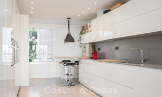 Elegante apartamento renovado en venta, directamente en el campo de golf en Nueva Andalucía - Marbella 24325 