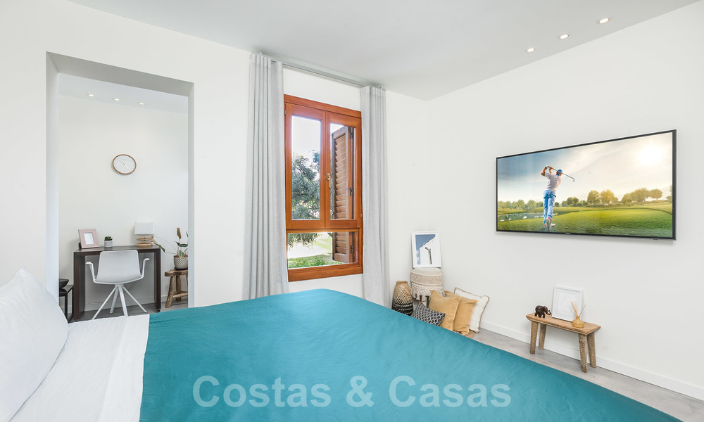 Elegante apartamento renovado en venta, directamente en el campo de golf en Nueva Andalucía - Marbella 24330