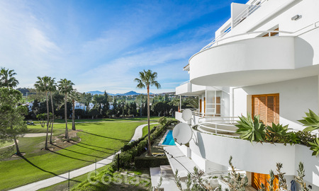 Elegante apartamento renovado en venta, directamente en el campo de golf en Nueva Andalucía - Marbella 24332