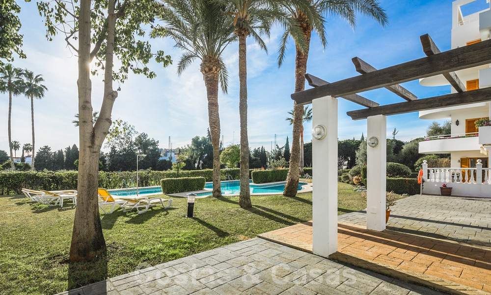Elegante apartamento renovado en venta, directamente en el campo de golf en Nueva Andalucía - Marbella 24333