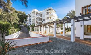Elegante apartamento renovado en venta, directamente en el campo de golf en Nueva Andalucía - Marbella 24334 