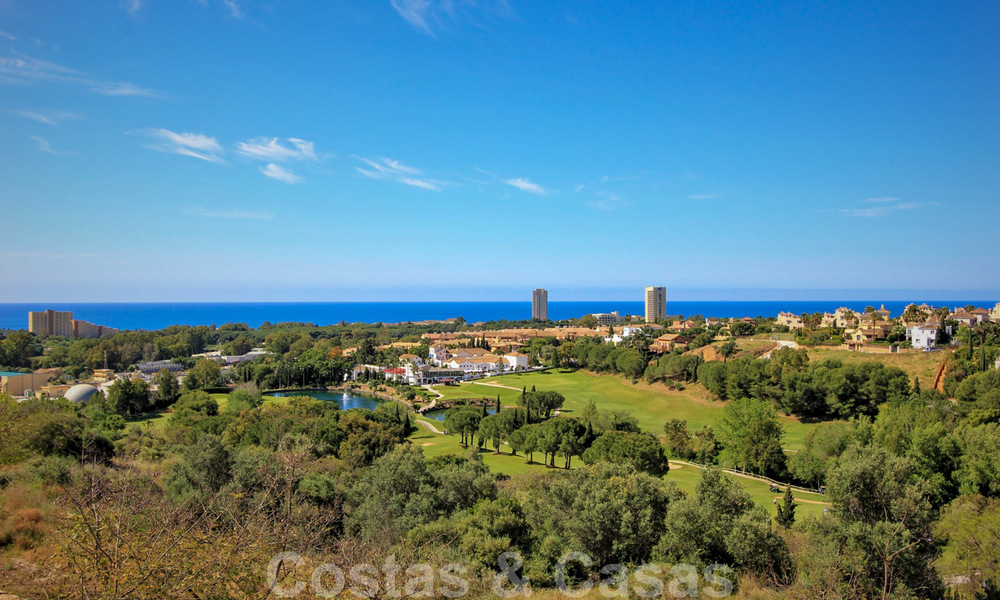 Villas de estilo mediterráneo y villas adosadas con vistas al mar y al golf en Elviria, Marbella 24399
