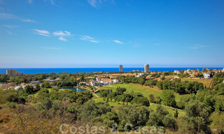 Villas de estilo mediterráneo y villas adosadas con vistas al mar y al golf en Elviria, Marbella 24399 
