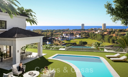 Villas de estilo mediterráneo y villas adosadas con vistas al mar y al golf en Elviria, Marbella 24400