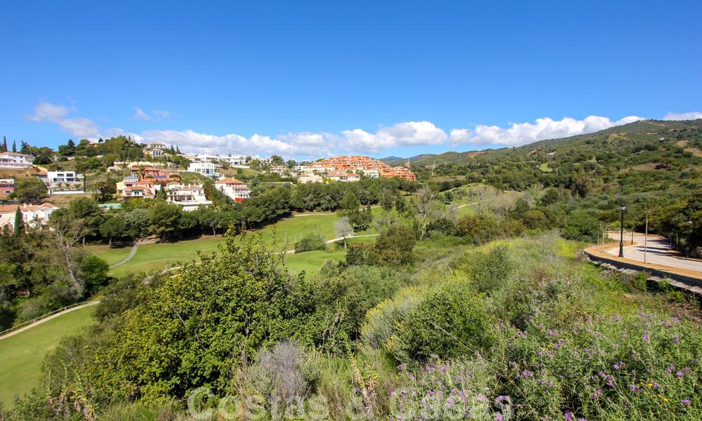 Villas de estilo mediterráneo y villas adosadas con vistas al mar y al golf en Elviria, Marbella 24414