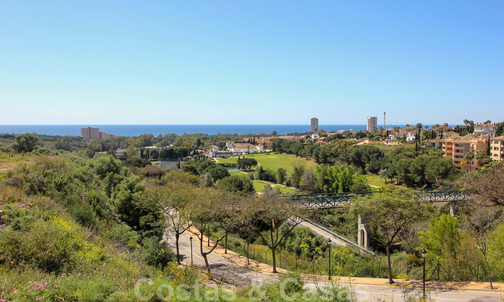 Villas de estilo mediterráneo y villas adosadas con vistas al mar y al golf en Elviria, Marbella 24415