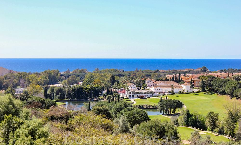 Villas de estilo mediterráneo y villas adosadas con vistas al mar y al golf en Elviria, Marbella 24416