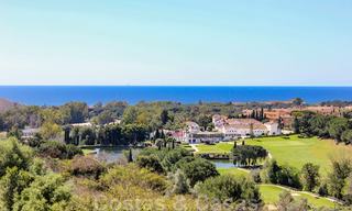Villas de estilo mediterráneo y villas adosadas con vistas al mar y al golf en Elviria, Marbella 24416 