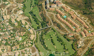 Villas de estilo mediterráneo y villas adosadas con vistas al mar y al golf en Elviria, Marbella 24418 