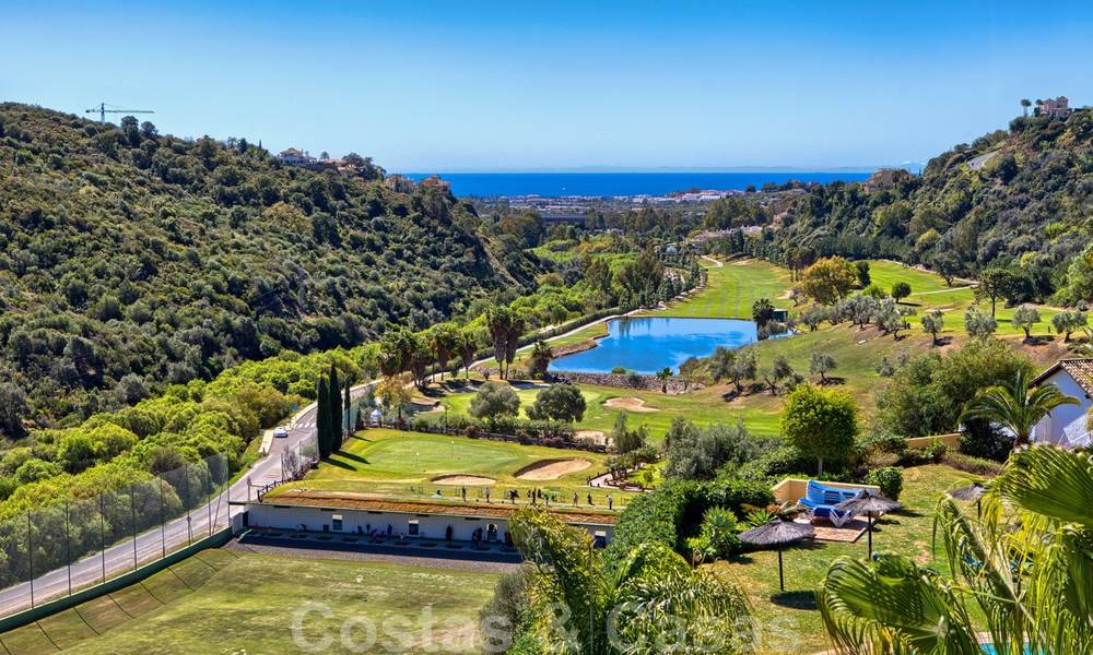 Impresionante ático en un exclusivo complejo cerrado en primera línea de golf con vistas panorámicas - La Quinta, Benahavis - Marbella 24445