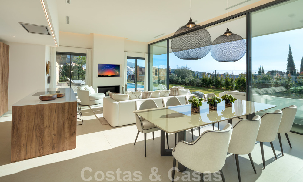 Villas modernas contemporáneas de nueva construcción en venta en Nueva Andalucía, Marbella 24460