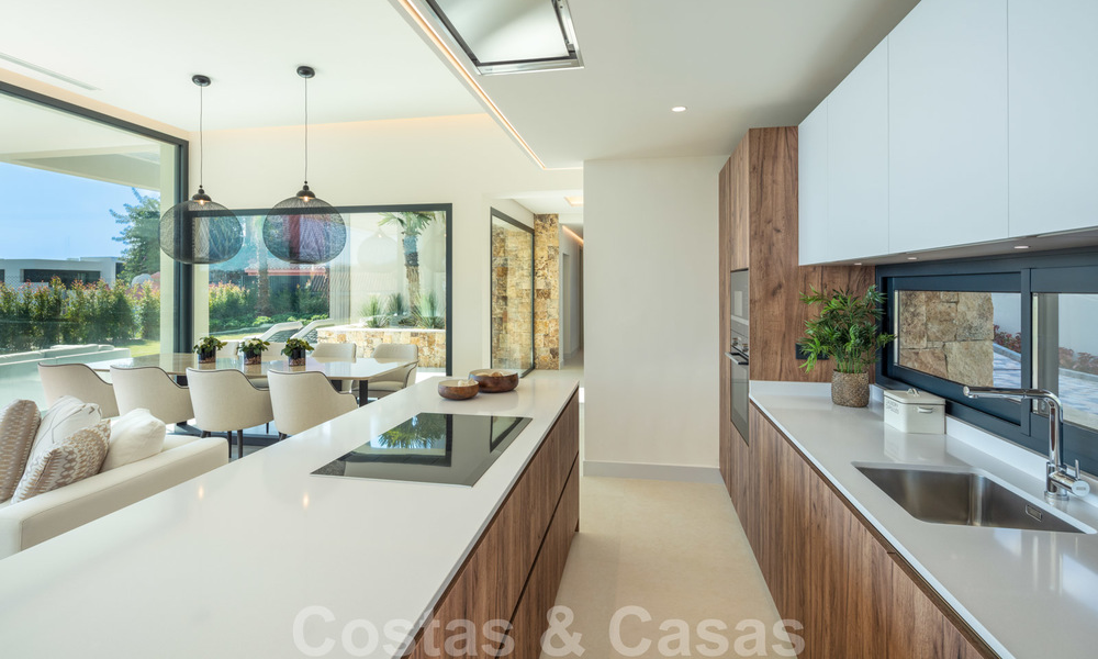 Villas modernas contemporáneas de nueva construcción en venta en Nueva Andalucía, Marbella 24480