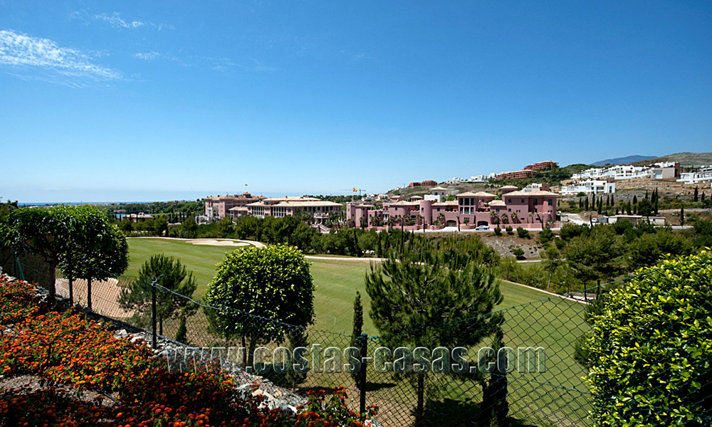 TEE 5 : Modernos apartamentos de lujo en primera línea de golf con impresionantes vistas al golf y al mar en venta en Marbella - Benahavis 24533