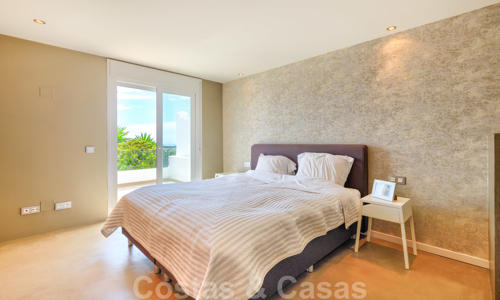 Renovado de estilo contemporáneo, apartamento dúplex en venta con vistas al mar en la Nueva Milla de Oro entre Marbella y Estepona 24726