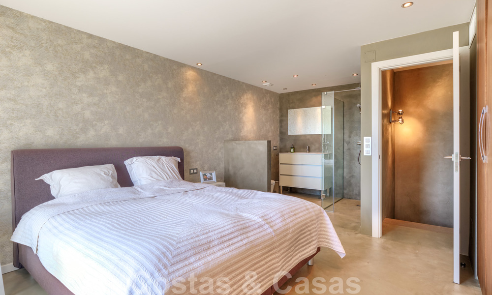 Renovado de estilo contemporáneo, apartamento dúplex en venta con vistas al mar en la Nueva Milla de Oro entre Marbella y Estepona 24727