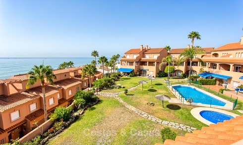 Ático en venta en un complejo de primera línea de playa en Estepona 24647