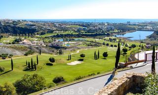 Alanda Los Flamingos Golf: Modernos y espaciosos apartamentos de lujo con vistas al golf y al mar en venta en Marbella - Benahavis 24701 